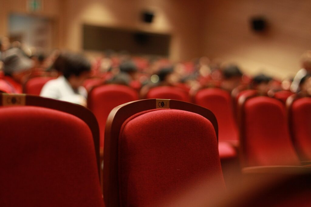 Auditorio listo para iniciar una presentación.