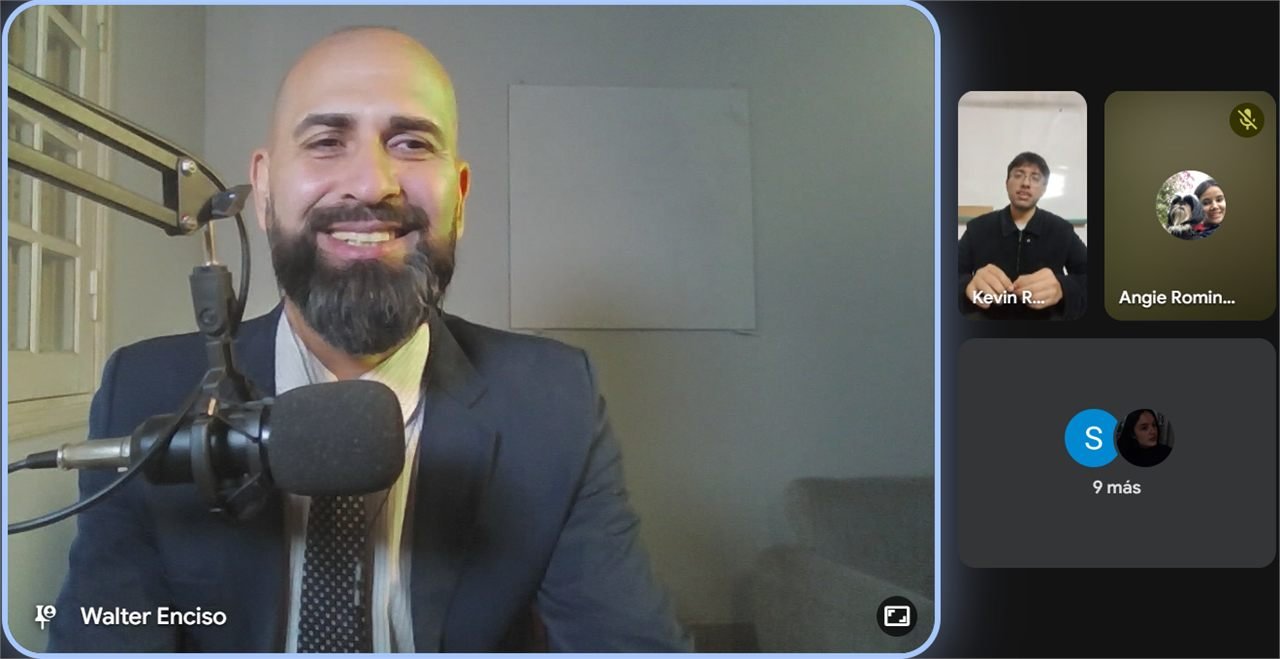 Walter Enciso durante una capacitación online en comunicación con participantes