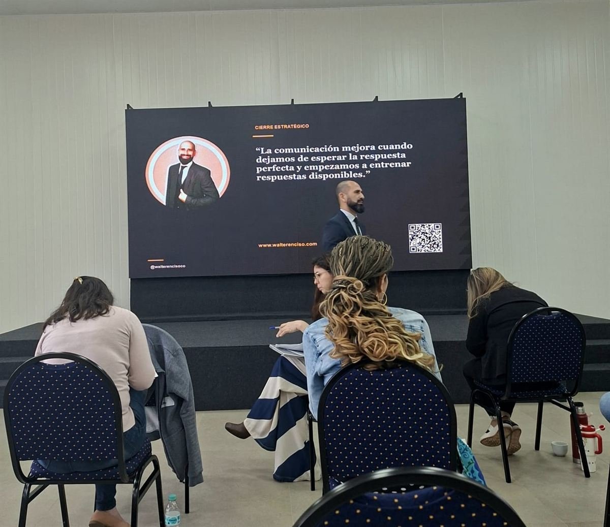 Walter Enciso durante una capacitación presencial en comunicación