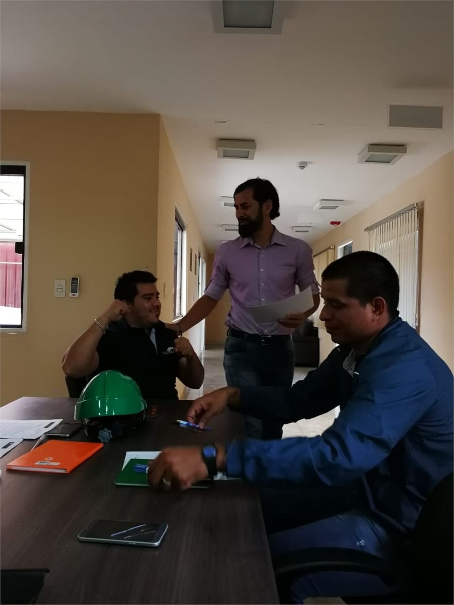 Walter Enciso trabajando con profesionales durante una capacitación empresarial