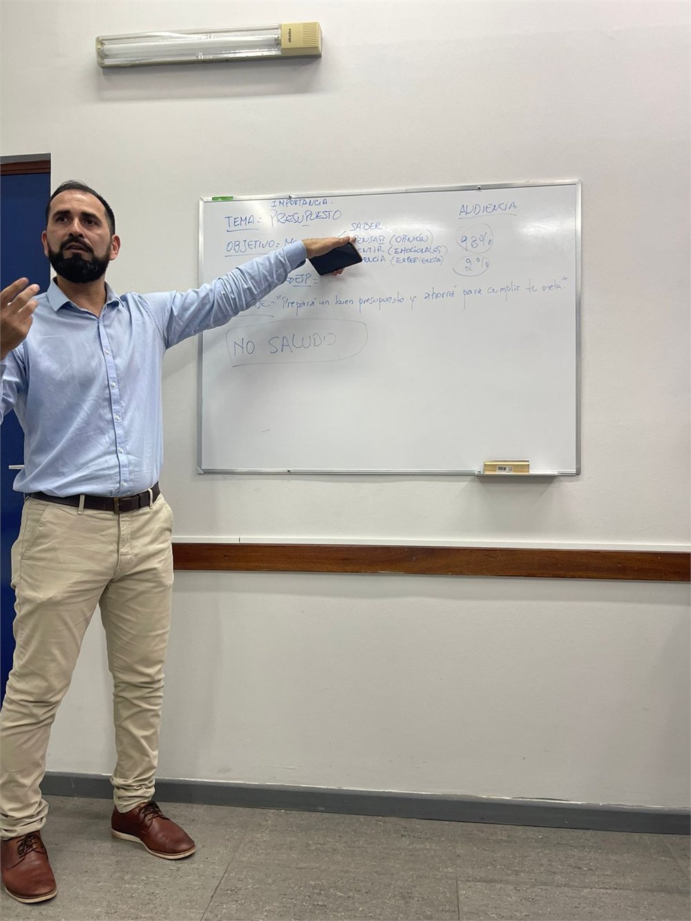 Walter Enciso explicando la estructura de un mensaje durante una clase
