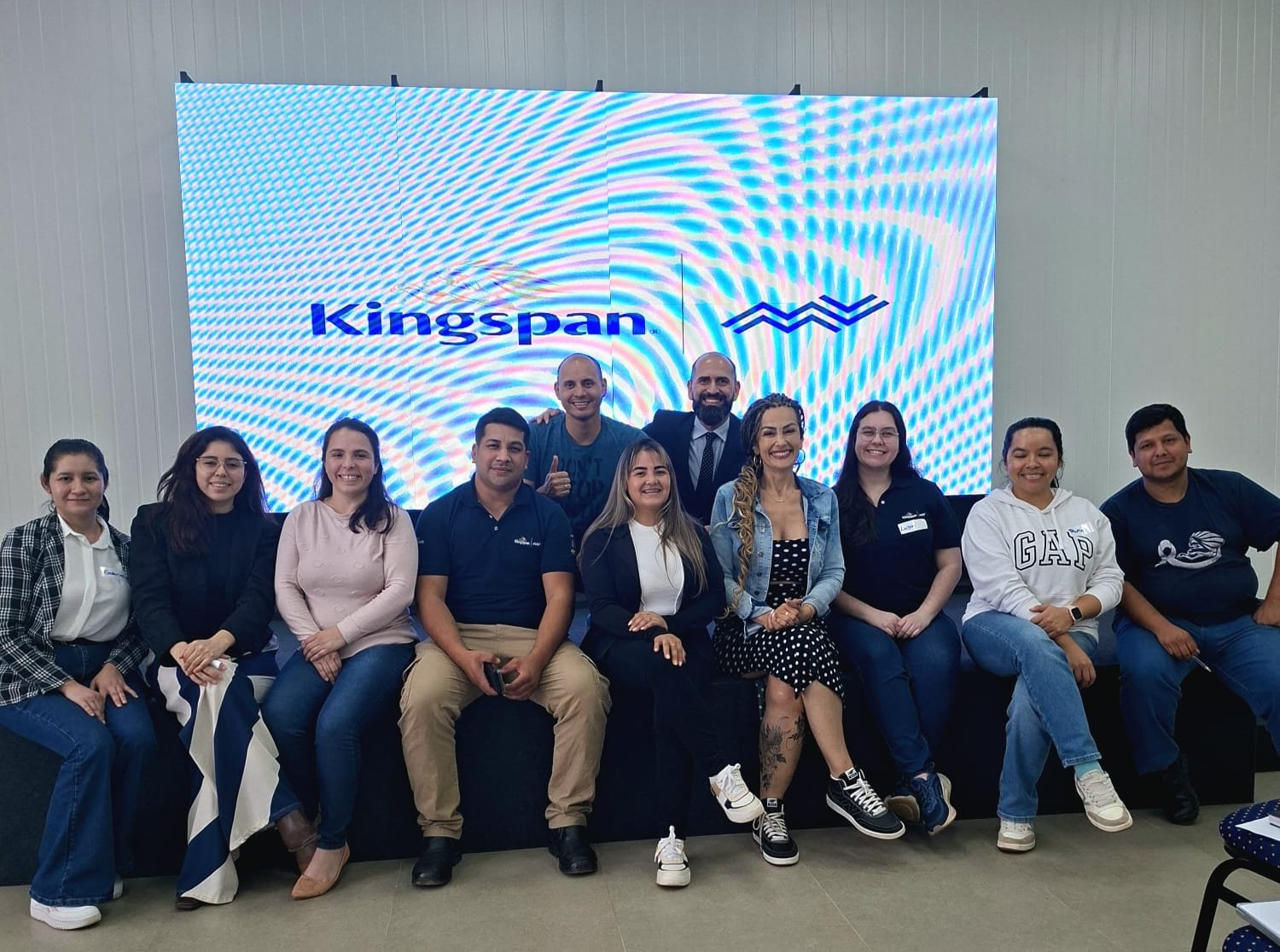 Walter Enciso junto a un equipo empresarial después de una capacitación